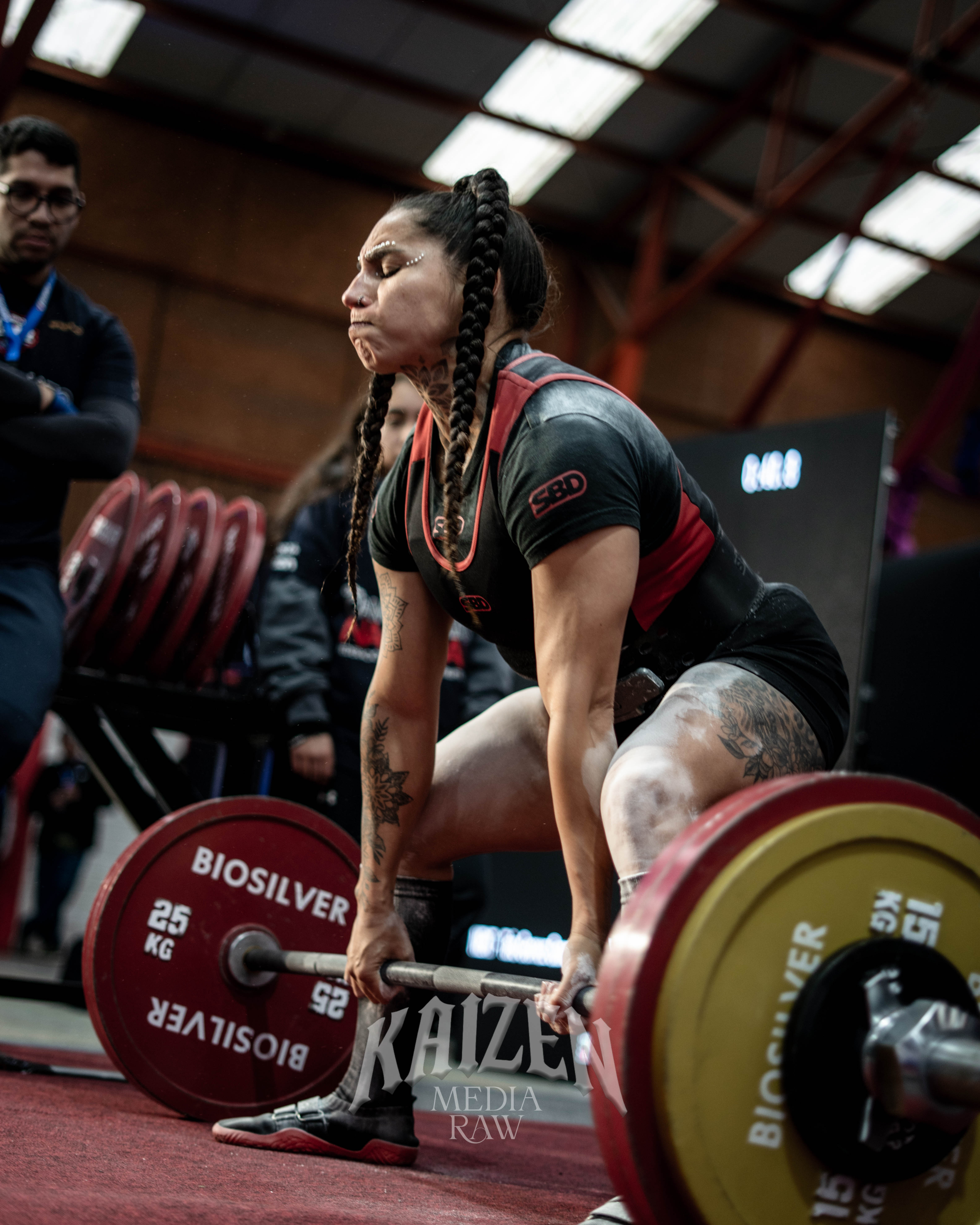 Coche de la marca Derco en un camino de tierra